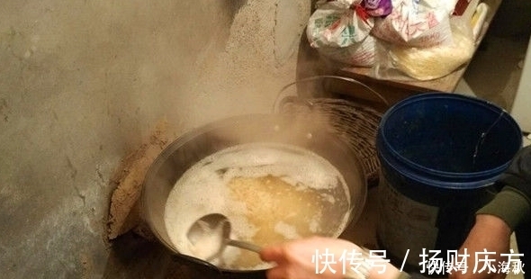 老家|小伙带女友回农村老家，准公公特意做了个拿手菜，姑娘一口不吃