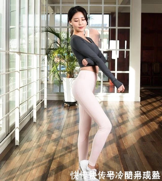 白色打底裤的美女,随便摆拍尽显洒脱与不羁