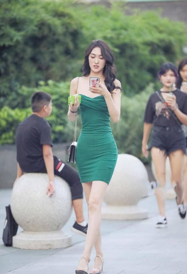 路人街拍，小姐姐露脐白短T搭配浅灰色瑜伽裤，真是优雅又大气