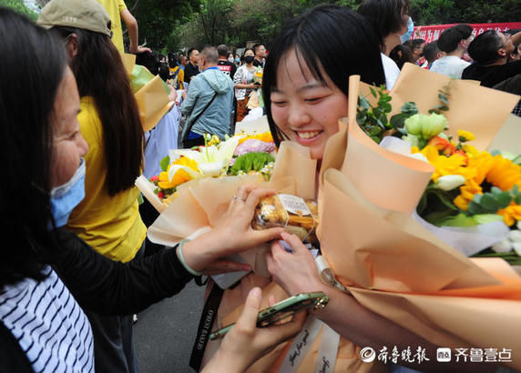 考生们|考生们走出考场后收到鲜花与家人拥抱