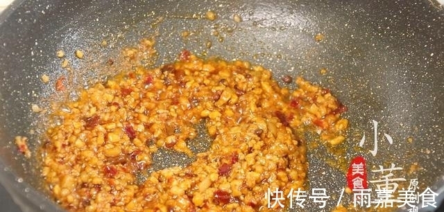 搅拌均匀|豆皮不要再凉拌了,加1块肉,1把豆芽,香辣开胃又下饭