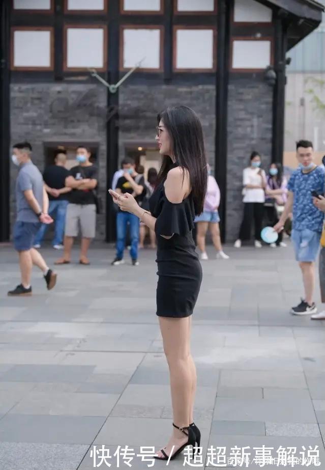 显得|时尚露肩元素的连体裙既优雅时尚,又不会由于过分暴露而显得轻浮