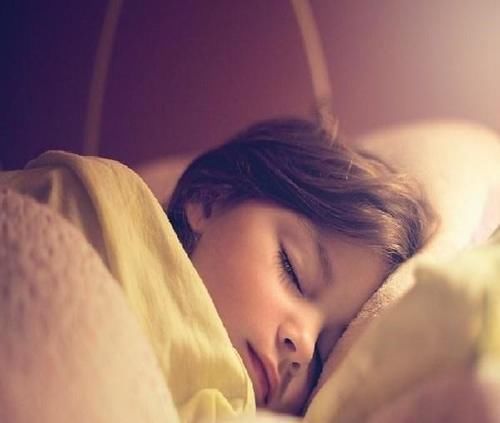 宝宝|妈妈发现“带红色”纸尿裤,月嫂称婴儿生理期,检查后得知原因