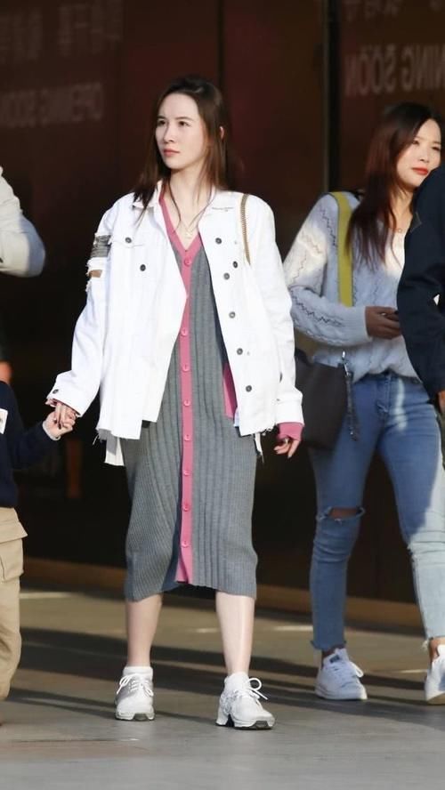 背心|路人街拍，简洁的背心搭配破洞牛仔裤，显得时髦又减龄