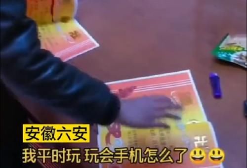 凭实力嘚瑟！小学生期末考试拿三张奖状，“嚣张”展示给妈妈看