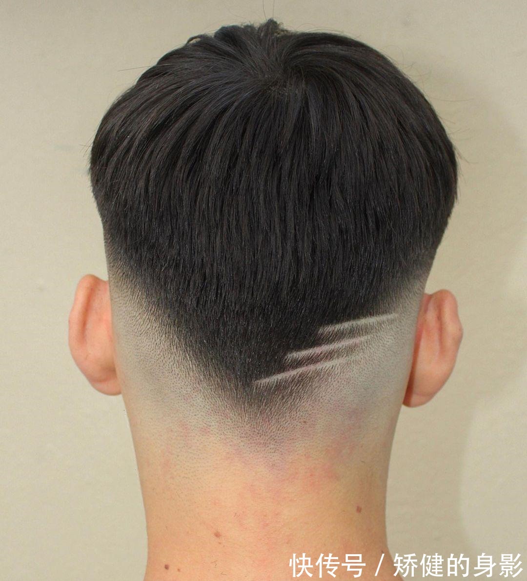 三面 男人过了35岁,别乱剪发型,今夏试试这三款,帅气更显精神!