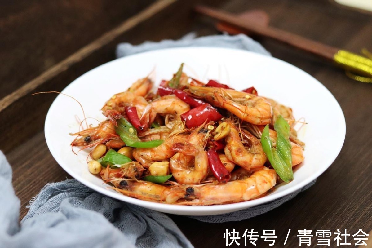 好吃|虾的营养丰富，搭配辣椒爆炒，好吃到舔手指