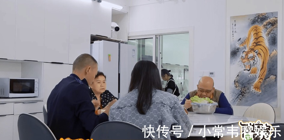 婆媳|秦子越让亲妈给婆婆做韭菜盒子，蹲着给婆婆穿鞋，曝婆媳相处之道