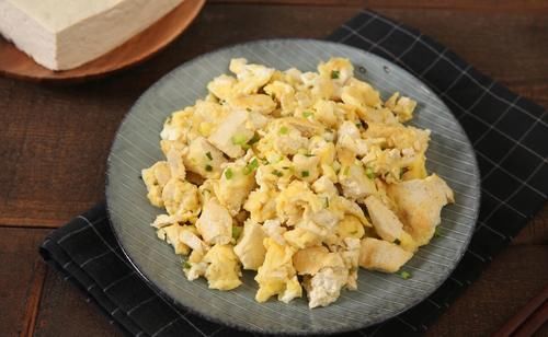  鸡蛋豆腐新吃法，比饭店做得还好吃，上桌后一扫而光，太下饭了