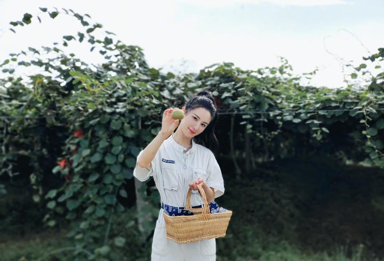 薇娅果然很会穿，黄色T恤搭配高腰裤青春活力，时尚气息扑面而来