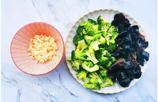 凉拌木耳西兰花|它是“清肠第一菜”,坚持每天吃一盘,刮油甩赘肉,一周瘦5斤