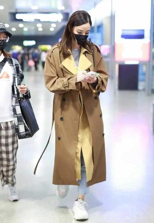 身材高挑|街拍女王不是吹的，连风衣配牛仔裤这么普通，都穿出大牌范