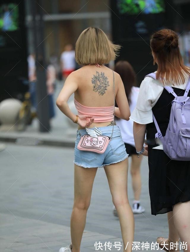 搭配 款式清新的粉色背心,搭配牛仔裤,活力十足!