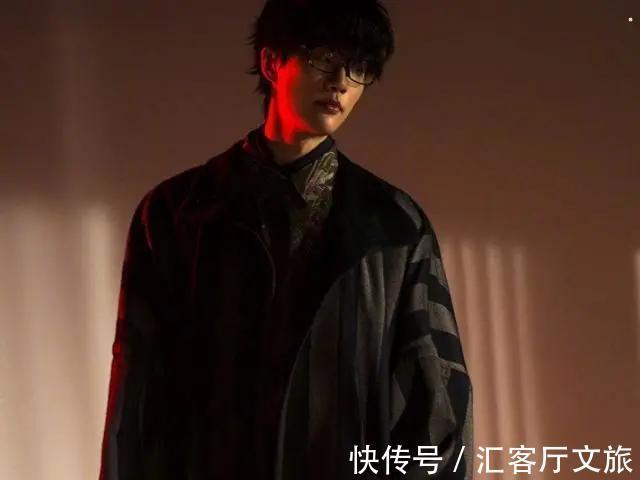 清明雨上|“过气”网络歌手,出道15年第一次上综艺,演唱会更是一票难求!
