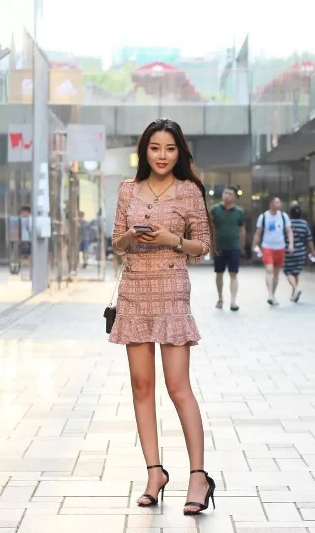 街拍:气质小姐姐穿搭简单时尚,明艳动人,楚楚可人