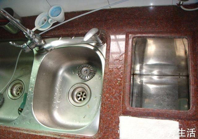 洗了这么多年的碗，才知道打开水槽上的小孔，塞一根软管方便洗碗