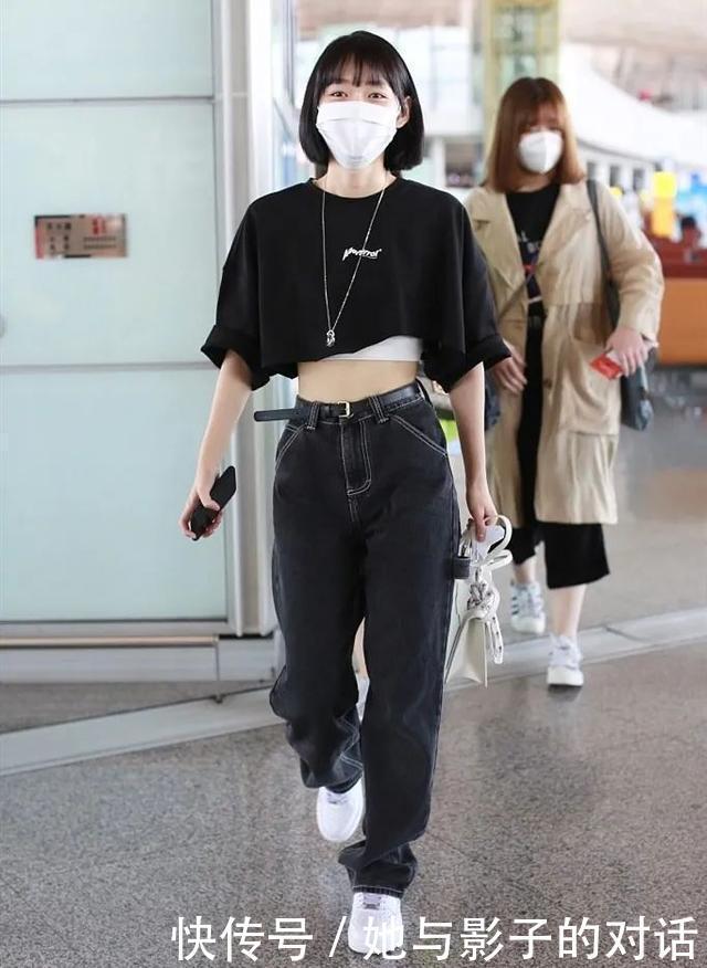 搭配|段奥娟这是瘦了多少穿露脐装配工装裤,细腰紧实一点赘肉都没有