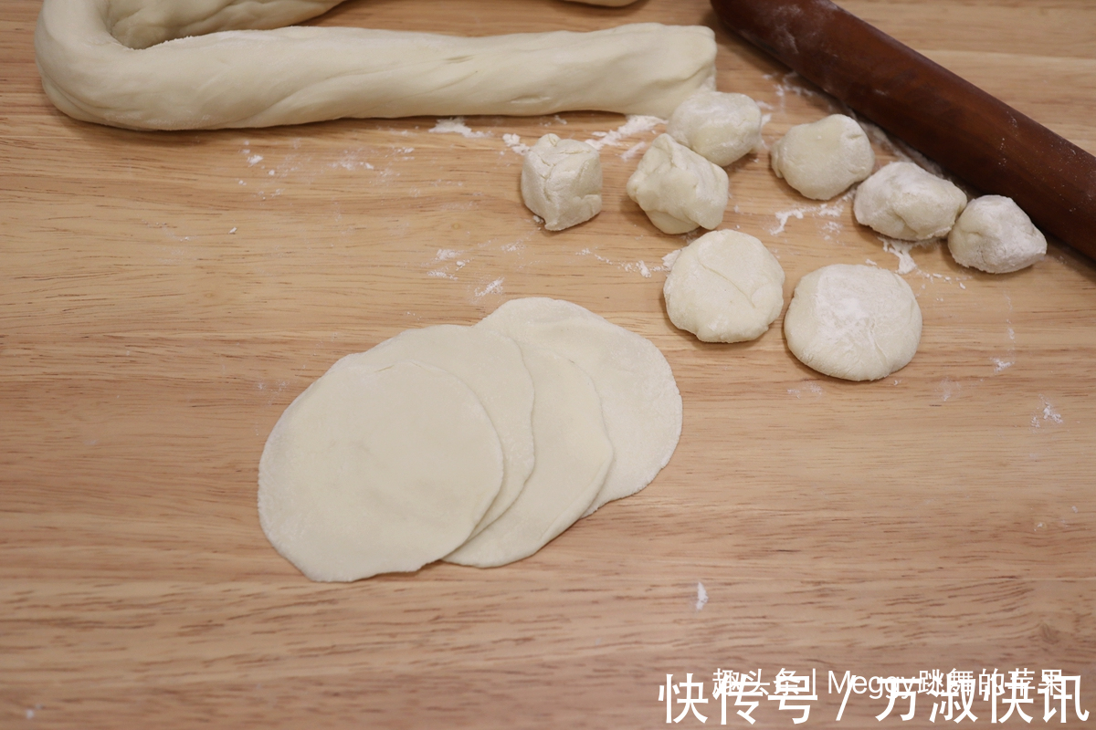 中筋面粉|打工人爱吃的素馅饺子,3种家常食材很划算,清香美味比肉受欢迎