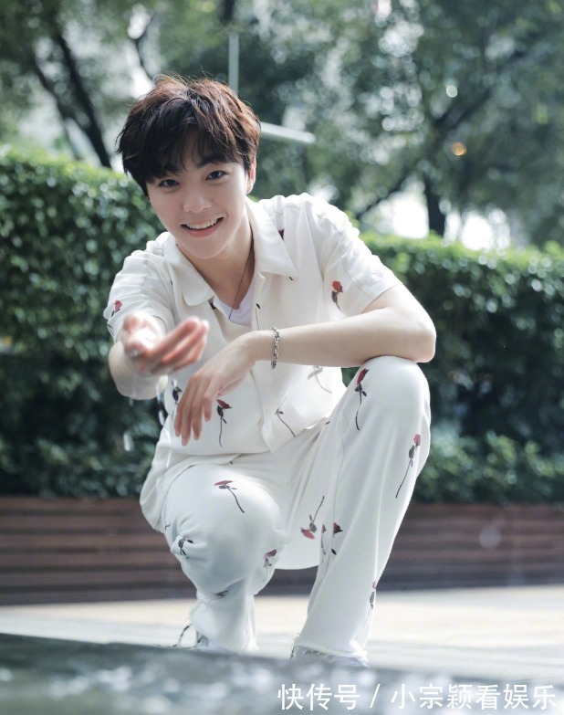 休閑服|陳立農(nóng)活動(dòng)造型，白色玫瑰印花套裝顯干凈氣質(zhì)，展現(xiàn)青春少年模樣