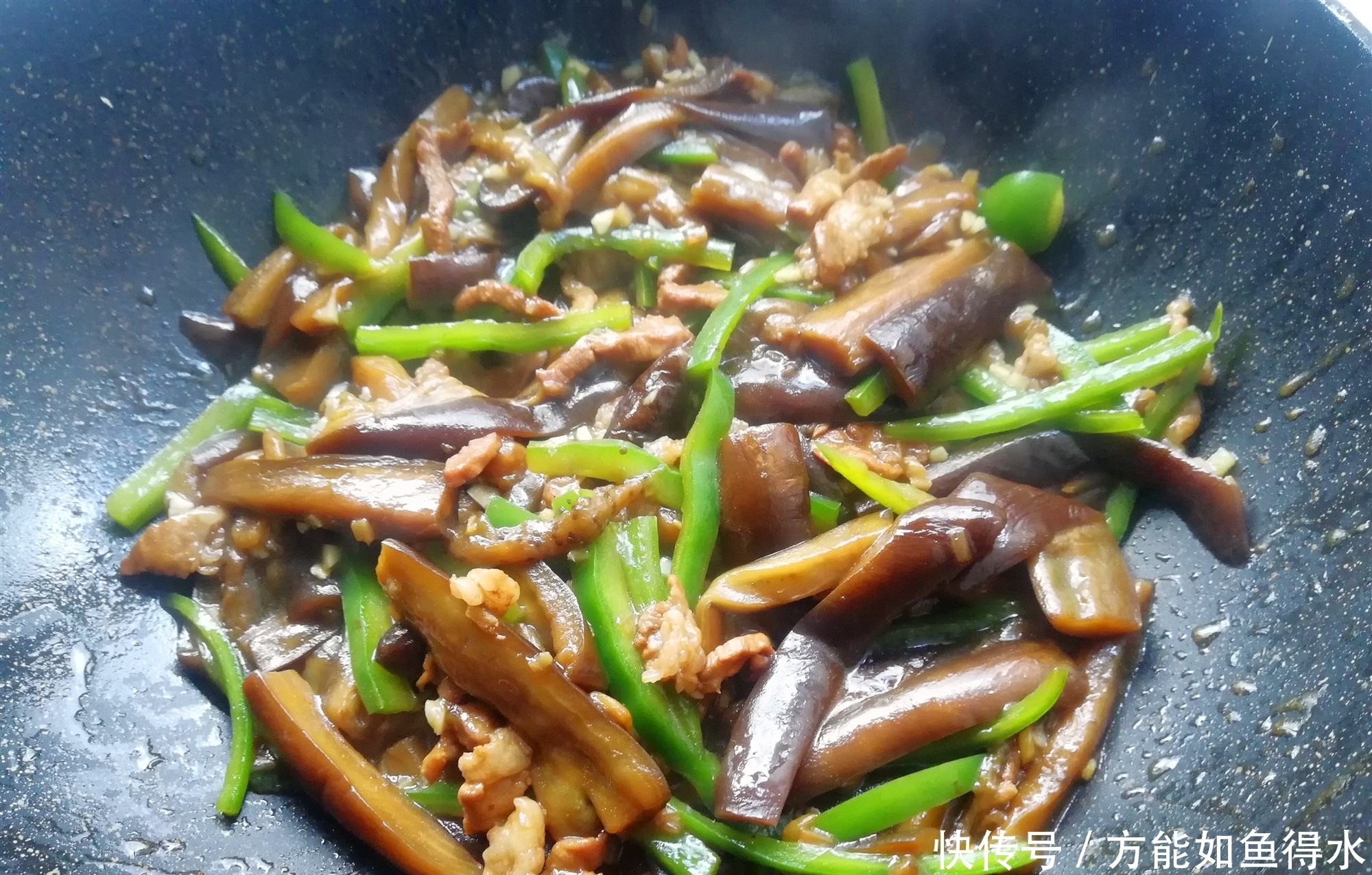 教你一个做茄子省油、少油的小技巧,简单实用,味道又香又下饭