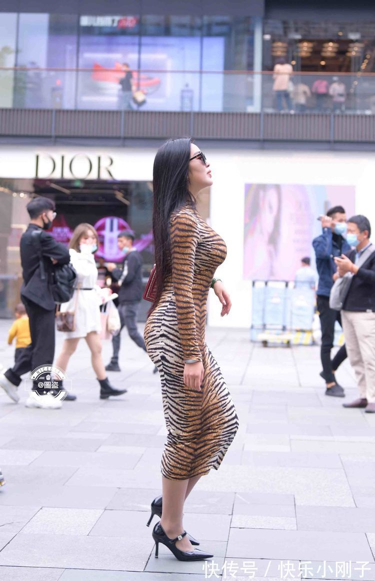 时尚 甜美时尚的连衣裙穿搭让人眼前一亮,穿出自我个性,轻松减龄