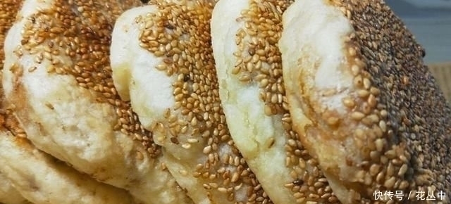 芝麻烧饼这样做真香,不揉不擀面,更不用调油酥,出锅一盘不够吃