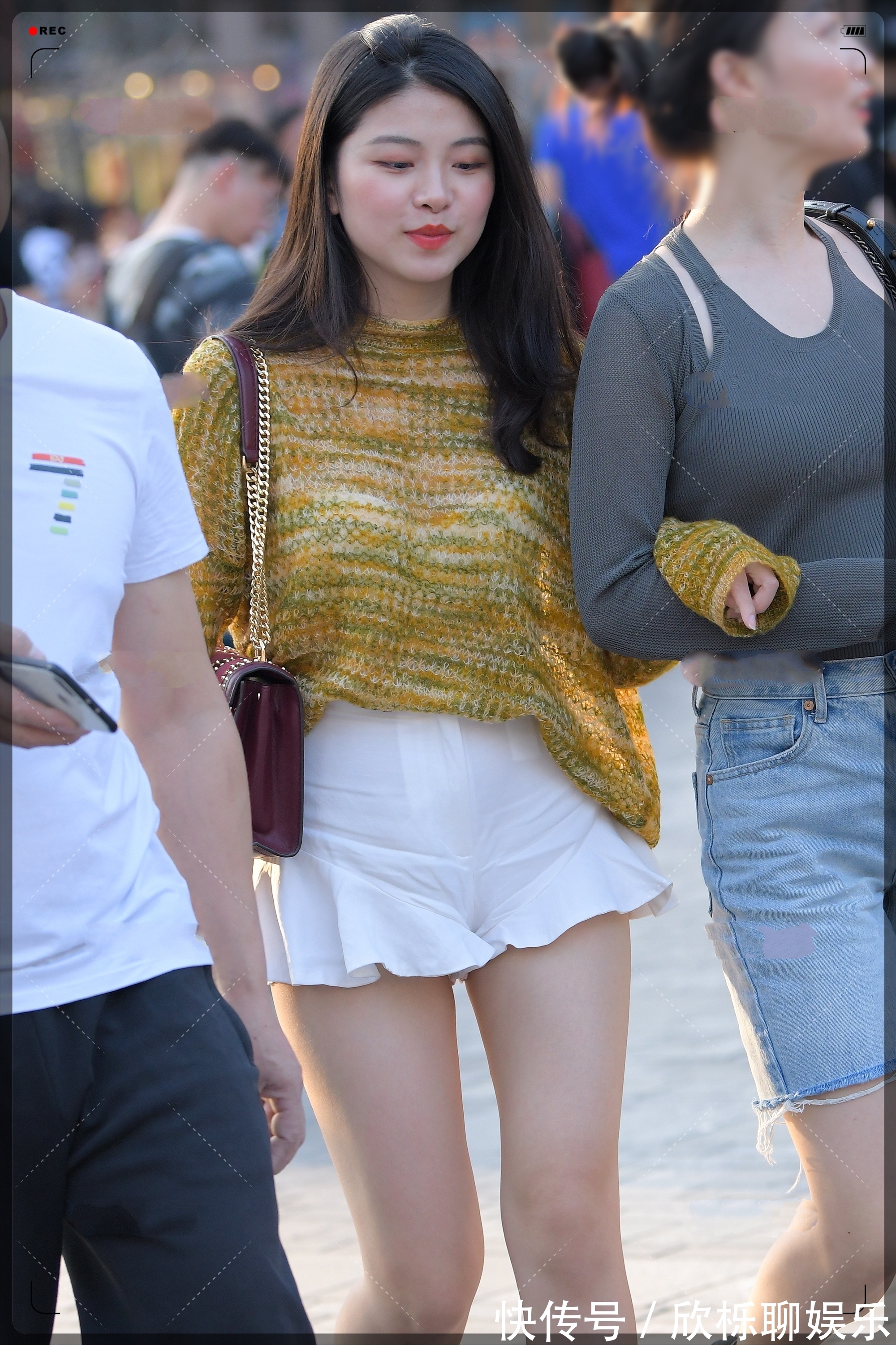 裸色 暖黄色针织镂空毛衣搭配港风褶皱a字短裤,青春靓丽,活泼可人