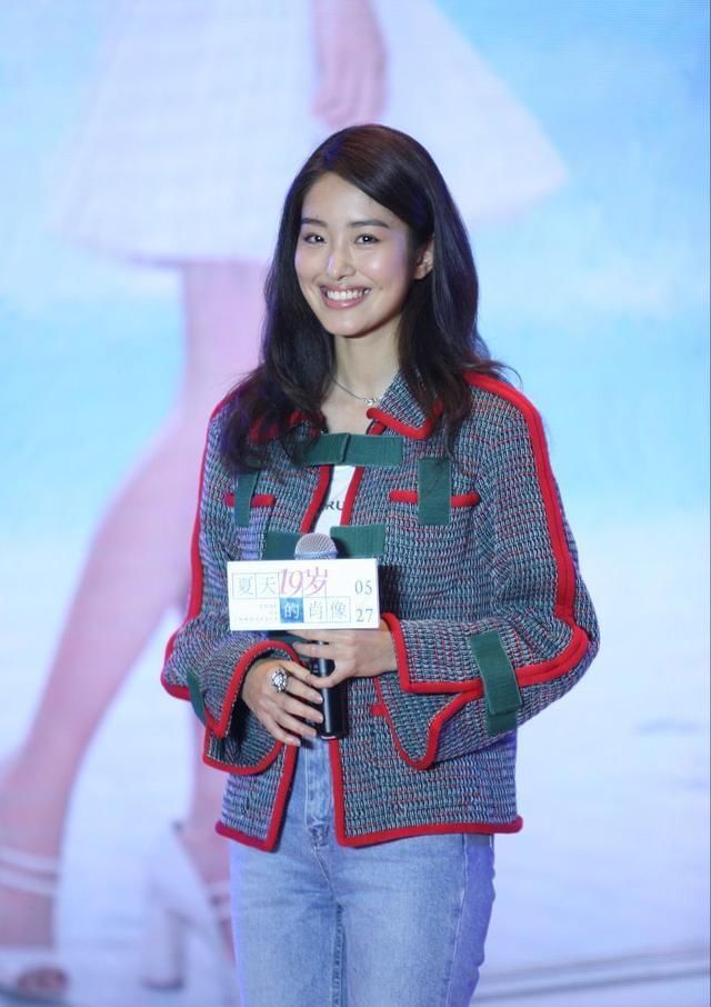 真正洋气的女人从不乱穿，这些小香风外套的神仙搭法，高贵精致