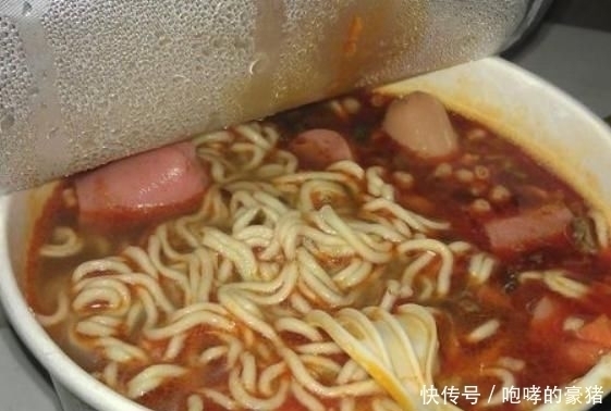 吃不饱|方便面的面饼上,设有这个“小套路”,程序员难怪总是吃不饱