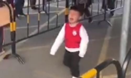 小男孩|心碎现场!弟弟校门口骑士跪迎姐姐却被忽略,家长:姐姐太害羞