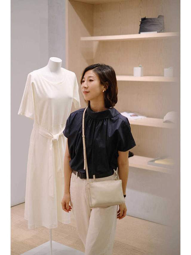 外套|40岁也能穿出高级感,蓝色外套搭配半身裙,最体面的中年女性穿搭