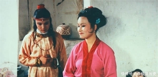 丫环@晴雯告诉林黛玉一个关于贾宝玉的秘密,王夫人知道后,立刻撵走她