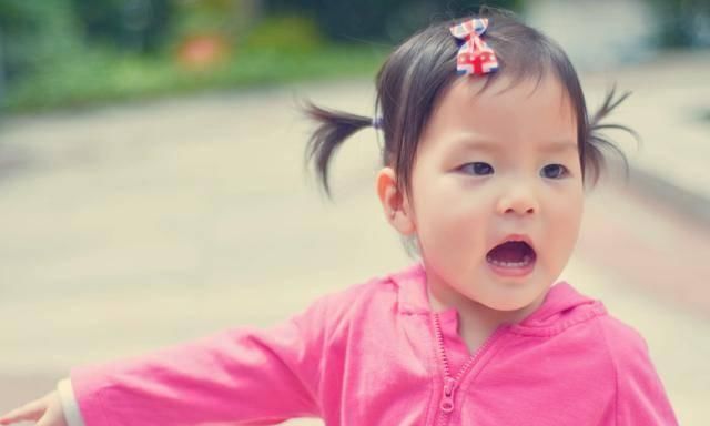 报警|坐公交时女儿突然大哭不止,宝妈转身就报警,众人都夸孩子机智