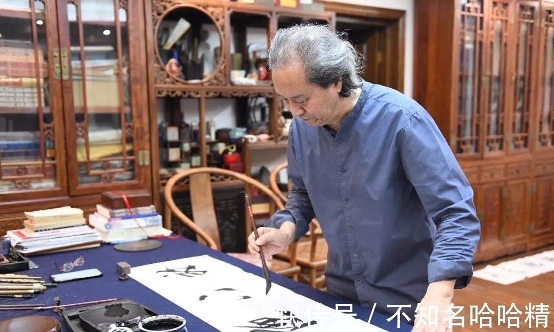 国际书协$他是国际书协首席主席,书法侧笔纷披,满是“才子气”