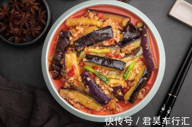 炒茄子，原来不能先放油，厨师长教你2招，茄子不油腻不发黑