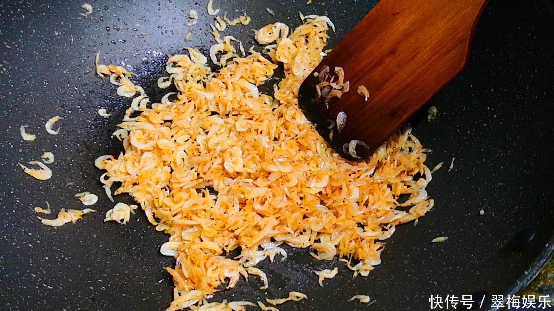 白菜饺子好吃有秘诀,学会如此调馅,味道格外鲜美,味精都省了