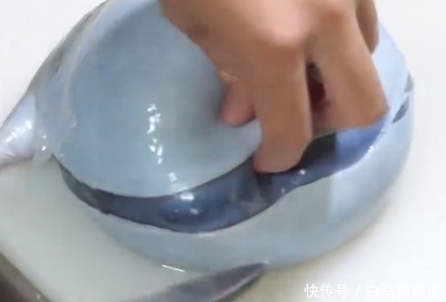 泰国大叔处理河豚太厉害,魔鬼刀工“活切”鱼肉,日本网友:佩服!