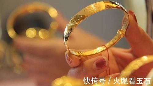 顾客 试戴黄金手镯后离开,被店员要求支付1467元矫正费,网友:不合理