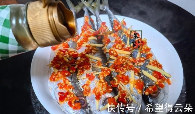 降温了,孩子就馋这蒸菜,三天两头蒸一盘,好吃不上火香辣又美味!