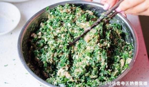 调肉馅时，只会放油可不行，掌握3点窍门，饺子鲜嫩多汁，香