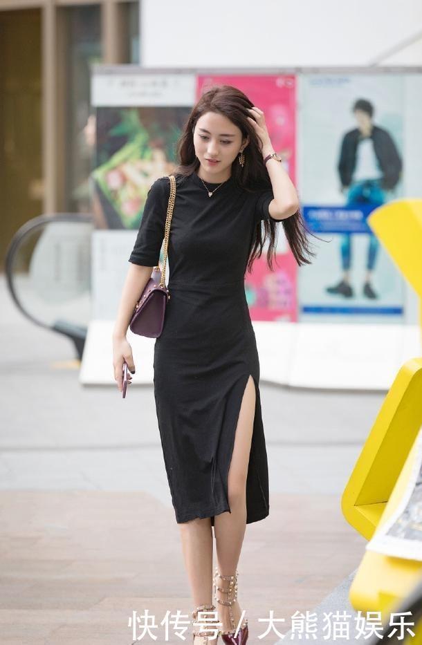 小姐姐的黑色蕾丝上衣搭配水墨色长裙，优雅精致又减龄