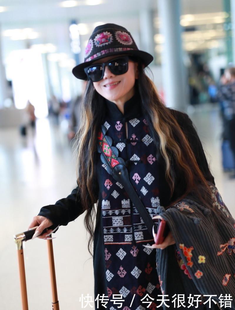 样子|杨丽萍一身刺绣装走机场,盘扣长裙气质出众,这才是艺术家的样子