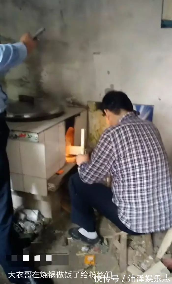 大衣嫂穿皮大衣在厨房烧火做饭，网友过年了厨房里还是乱