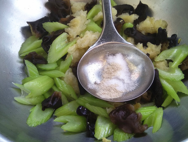 西芹|它是天然“碱性食物”,常吃口气不臭,秀发乌黑,皮肤细腻有光泽