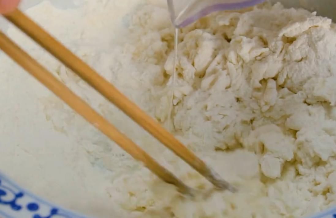 葱花饼|经典美食“葱花饼”,葱香四溢,酥脆可口,好吃到停不下来