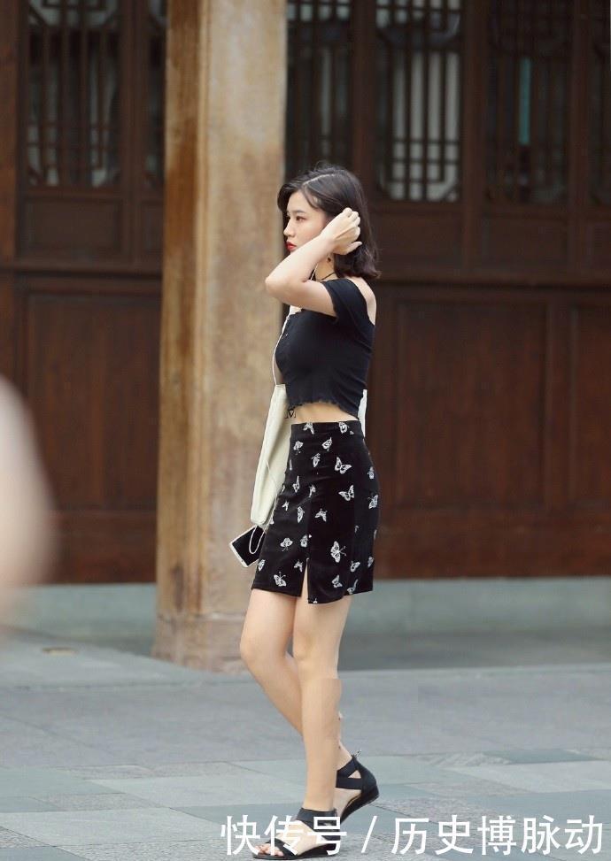 百变时尚的穿搭，短裤和裙子这么搭配，简约大方有气质