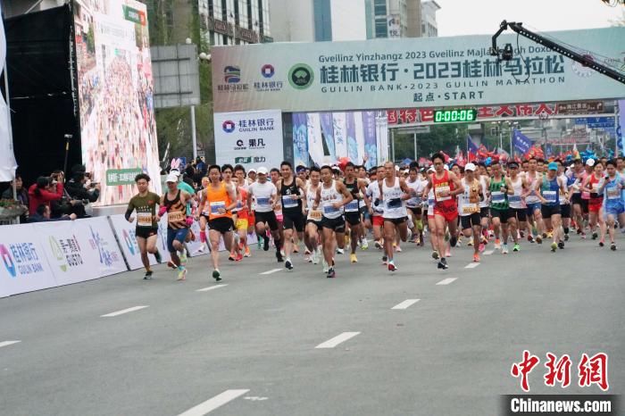 三万名马拉松选手穿越水墨画般桂林山水美景