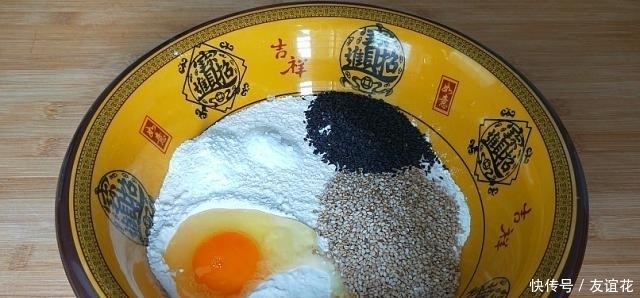 芝麻|1碗面粉,1个鸡蛋,试试这个新鲜做法,比油条还香,比麻叶还好吃
