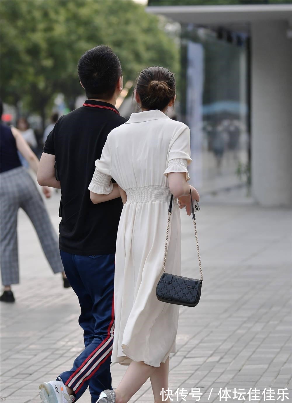 细跟鞋 米色连衣长裙,过膝的裙摆,搭配尖头细跟鞋,衬托身材!