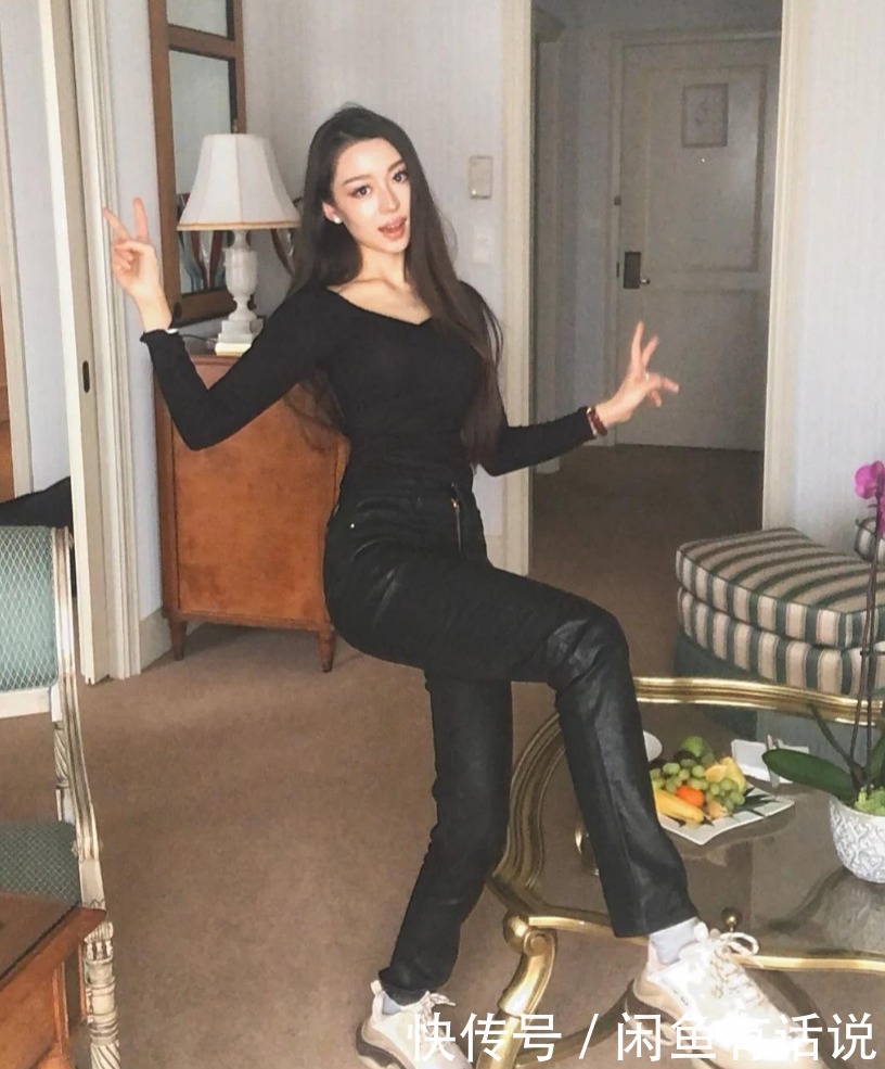 腿裤|吉娜产后恢复神速,又穿针织衫紧身裤秀身材,扎丸子头不像孩子妈